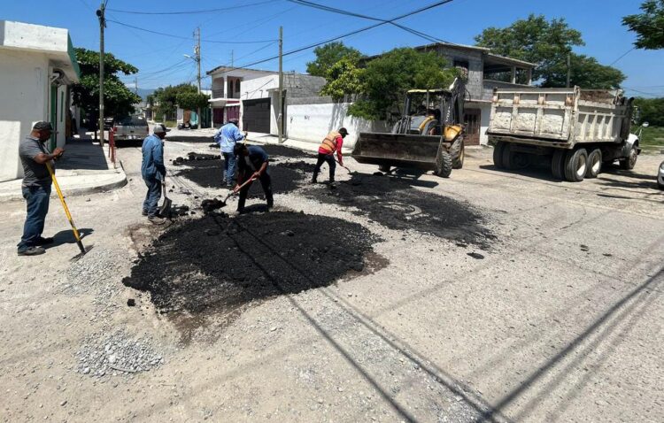 Continúa bacheo en periodo vacacional