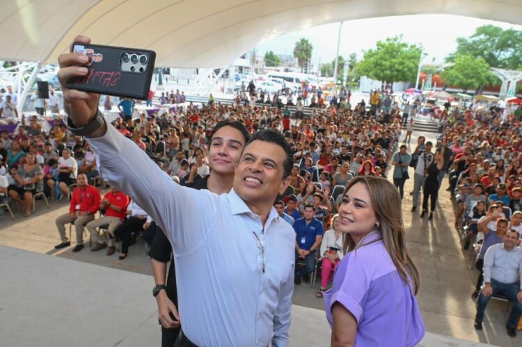 Reconocen alumnos, padres y maestros compromiso de Lucy y Lalo con la educación