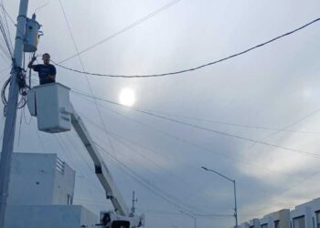 Ayuntamiento repara lámparas en colonias de Reynosa
