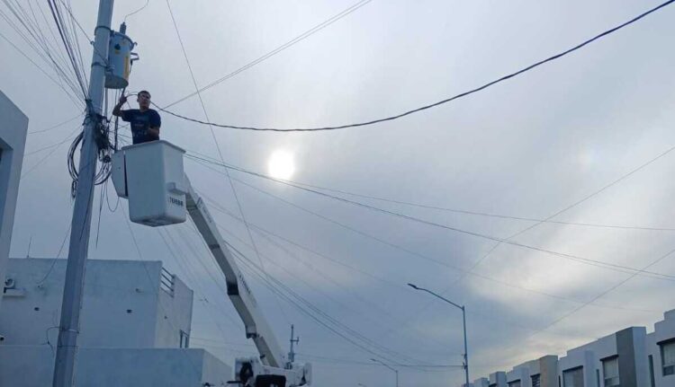 Ayuntamiento repara lámparas en colonias de Reynosa