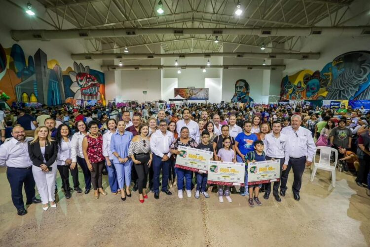 Inauguró Carlos Peña Feria Regreso a Clases 2024 que ofrece grandes descuentos