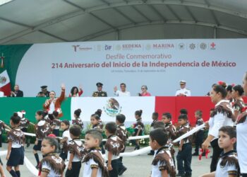 Presidió Américo Villarreal desfile cívico-militar por 214 aniversario del inicio de la independencia