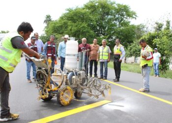 Rehabilita Obras Públicas tramo carretero frente a Padilla