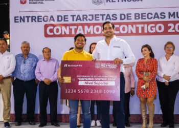 Entregará Carlos Peña tarjetas de becas municipales para educación