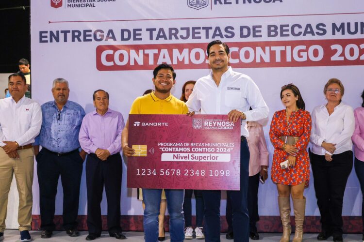 Entregará Carlos Peña tarjetas de becas municipales para educación