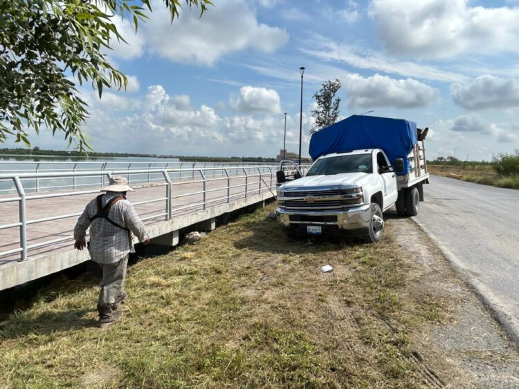 Por instrucciones del alcalde Carlos Peña Ortiz dan mantenimiento al Malecón