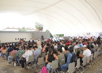 Jóvenes se manifiestan en apoyo a la Reforma del Poder Judicial de la Federación