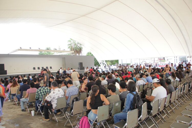 Jóvenes se manifiestan en apoyo a la Reforma del Poder Judicial de la Federación