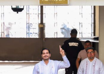 Escudo de Reynosa queda en Palacio de Gobierno: Develan AVA y Carlos Peña