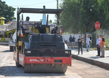 Supervisa Lalo Gattás avance de obra de pavimentación con concreto hidráulico en la México