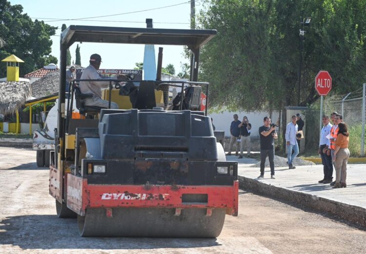 Supervisa Lalo Gattás avance de obra de pavimentación con concreto hidráulico en la México