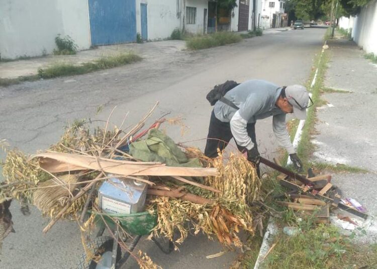 Trabaja Gobierno en limpieza de panteones municipales