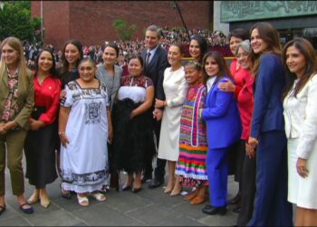 Maki Ortiz al lado de Claudia Sheinbaum en toma de protesta como Primera Presidenta de México