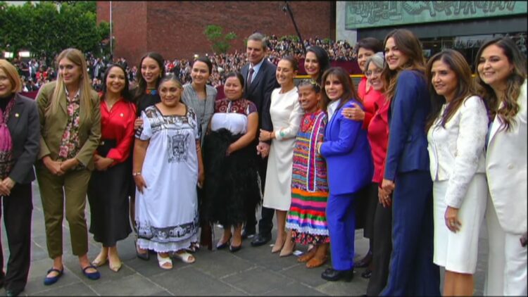 Maki Ortiz al lado de Claudia Sheinbaum en toma de protesta como Primera Presidenta de México