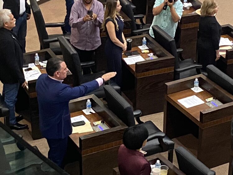 Les dijo “por Dios Santito”, le creyeron y Gerardo Peña es diputado
