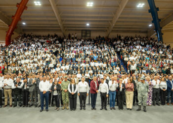 Gobernador y rector hacen entrega histórica de equipos de cómputo a estudiantes y docentes de la UAT