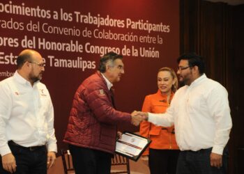 Entrega gobernador reconocimientos a servidores públicos capacitados por el Senado