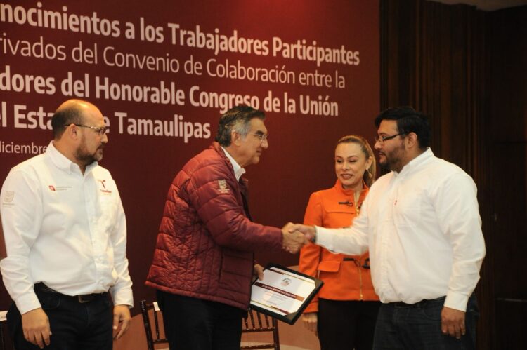 Entrega gobernador reconocimientos a servidores públicos capacitados por el Senado