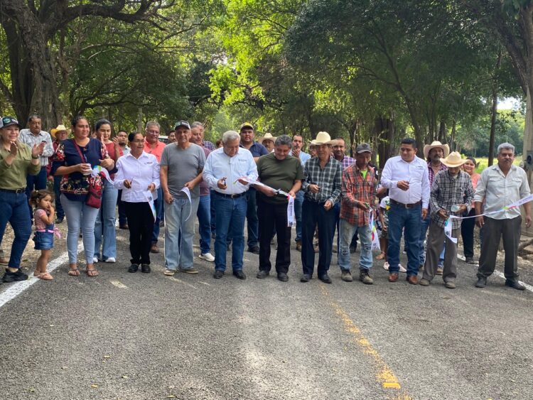 Guémez sigue pavimentando caminos: Ahora es Luz del Campesino-Acatlán