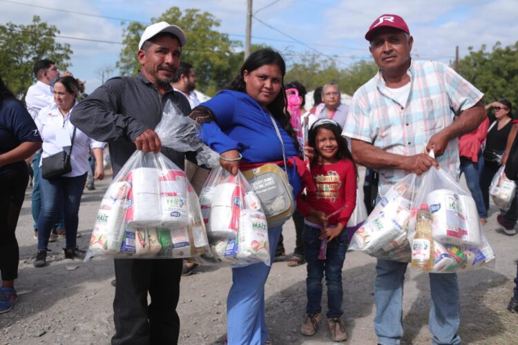 Llevan Américo y María de Villarreal la brigada navideña “Transformando Familias” a la zona cañera