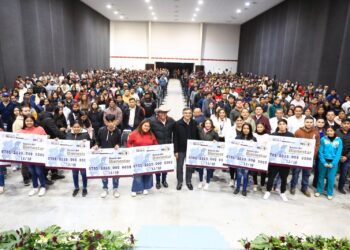 Entrega Américo tarjetas del programa «Jóvenes Construyendo el Futuro»