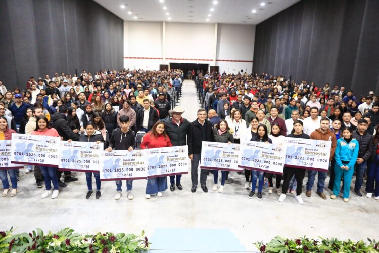 Entrega Américo tarjetas del programa «Jóvenes Construyendo el Futuro»