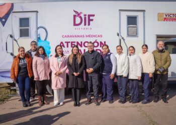 Visita Lucy de Gattás a familias en el albergue del DIF Victoria