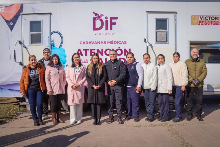 Visita Lucy de Gattás a familias en el albergue del DIF Victoria