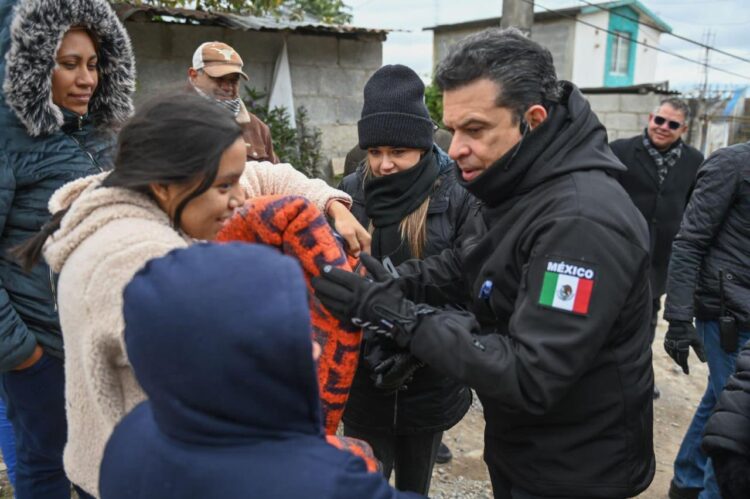 Distribuyen Municipio y DIF Victoria apoyos invernales