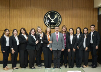 El rector Dámaso Anaya entrega nombramientos a titulares de Familia UAT