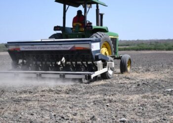 Facilita gobierno del estado sembradoras a productores de arroz