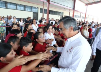 Pone en marcha Américo campaña de vacunación en escuelas y entrega tabletas a niñas y niños