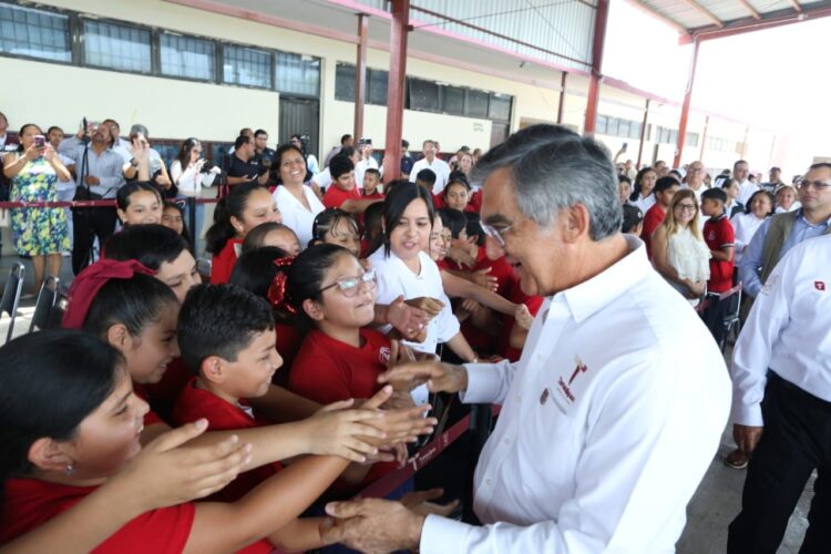 Pone en marcha Américo campaña de vacunación en escuelas y entrega tabletas a niñas y niños