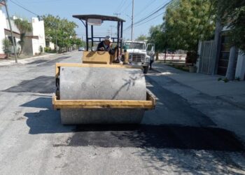 El programa de bacheo permanente sigue sin interrupción mejorando vialidades.