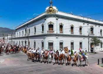 Cabalgantes celebran bicentenario de fundación de Victoria.