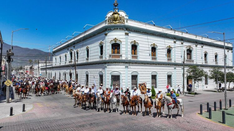 Cabalgantes celebran bicentenario de fundación de Victoria.