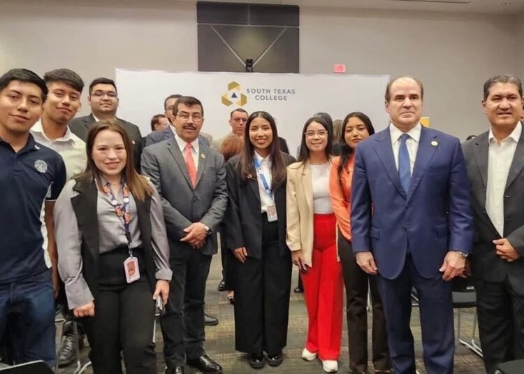 Estudiantes de la UAT destacan en simposio de educación en el South Texas College