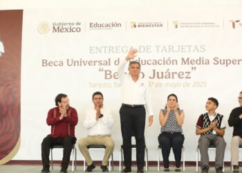 Entrega gobernador a estudiantes de la zona sur becas federales “Benito Juárez”