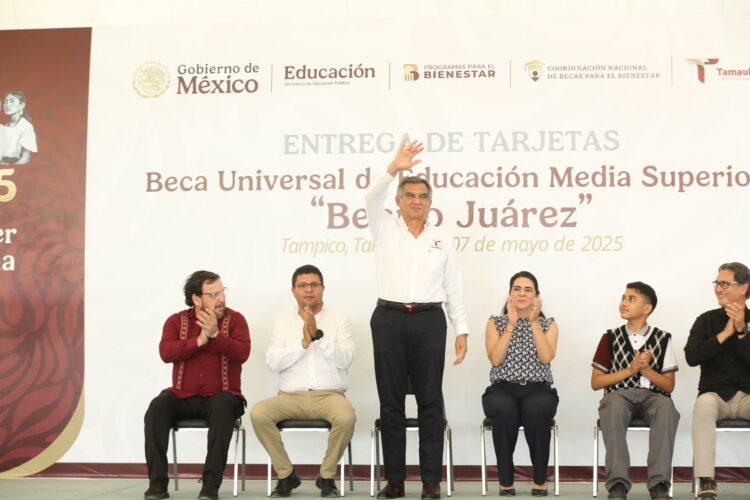 Entrega gobernador a estudiantes de la zona sur becas federales “Benito Juárez”