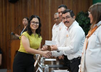 Reconoce la UAT la excelencia académica de hijos de docentes