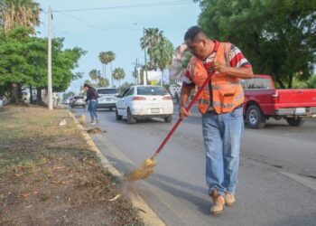 Intenso programa de limpieza en calles y avenidas.