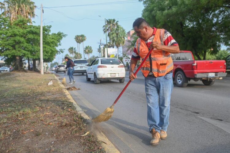 Intenso programa de limpieza en calles y avenidas.