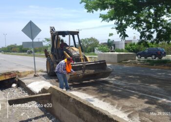 Implementa Municipio plan de azolve y bacheo en calles afectadas por lluvia.