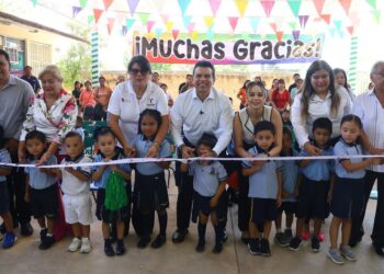 Entrega alcalde techumbre a Jardín de Niños América 