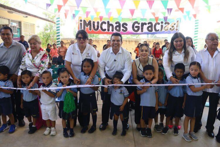 Entrega alcalde techumbre a Jardín de Niños América 