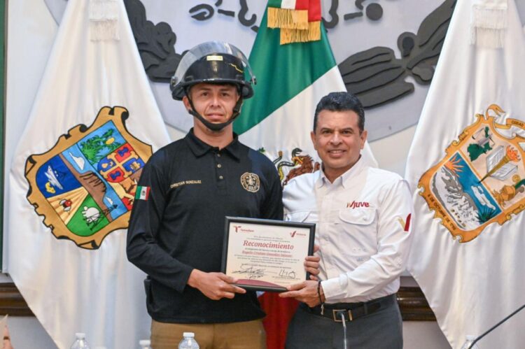 Reconoce Cabildo de Victoria acto heroico de bombero.