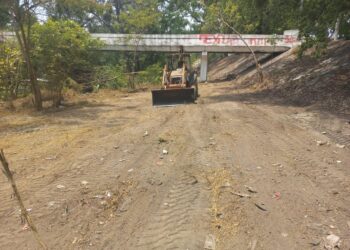 Atiende Municipio petición de usuarios del puente peatonal del 13 boulevard.