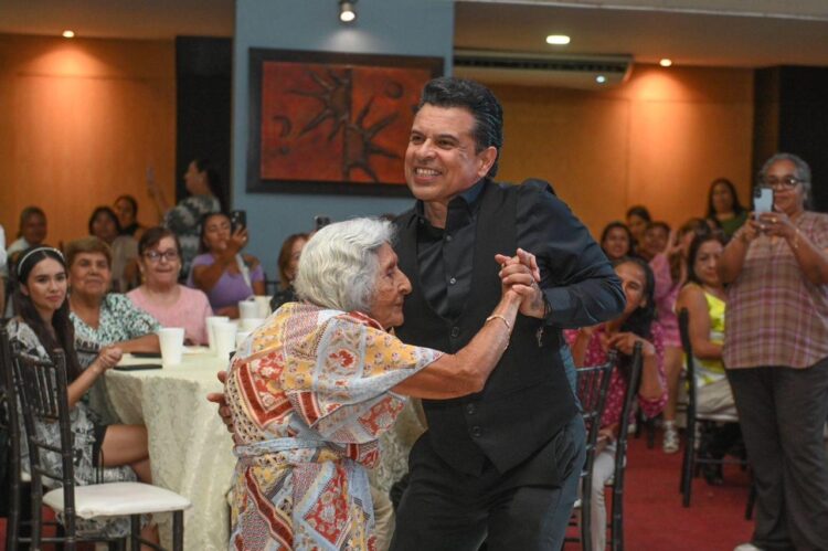Festejan Lalo y Lucy a las mamás victorenses.