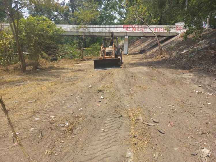 Atiende Municipio petición de usuarios del puente peatonal del 13 boulevard.