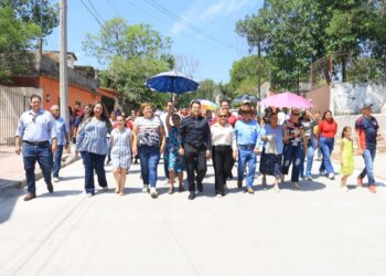 Inaugura alcalde calle de concreto hidráulico en colonia Tamatán.